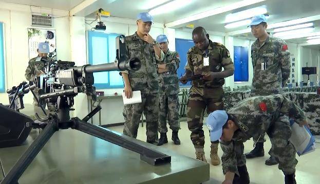 中国第五批马里维和部队通过装备核查 装备性能