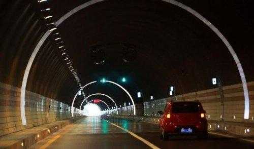 山东高速交警发布隧道行车安全指南 五点须知