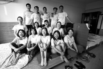 武汉大学生西安15天生存挑战：14人同住 经费15