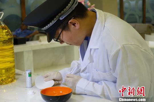 北京市食药监局在秋季开学阶段集中开展为期约一个月的校园及周边食品安全专项监督检查。北京食药监部门 供图