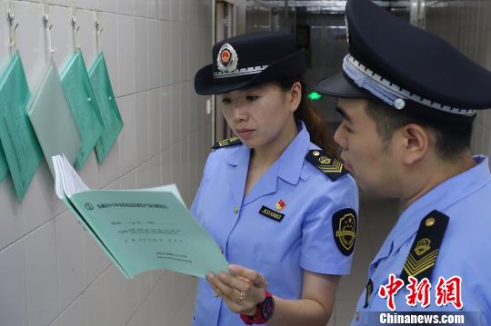 北京市食药监局在秋季开学阶段集中开展为期约一个月的校园及周边食品安全专项监督检查。北京食药监部门 供图