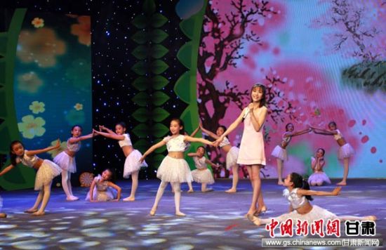 图为七里河小学学生表演歌舞《童谣》。